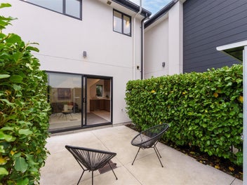 Airbnb Ready - Freehold - Central City Townhouse