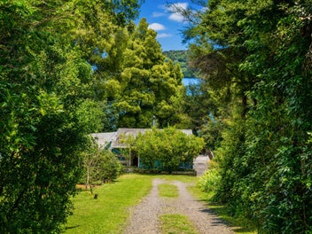 CLASSIC COASTAL KIWI LIVING