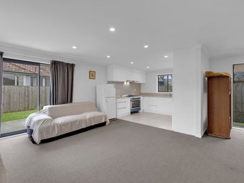 Brick & Freehold 4 Bedroom With Double Garage