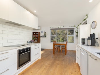 Sun, Space & Sea Views in a Quiet Cul-de-Sac