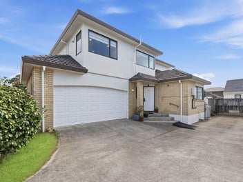 Sun Filled Family Living in Prime Howick Position