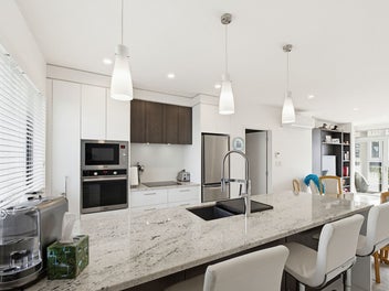 THE PERFECT FAMILY HOME IN A SUNNY, LEAFY STREET