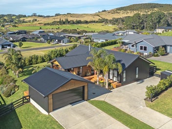 OCEAN VIEWS & STYLISH LIVING