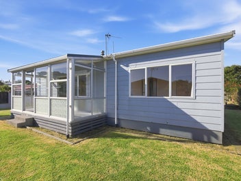Cottage Charm - Sunny Setting