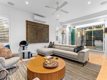 Single Level Luxury In Prime Mairangi Bay