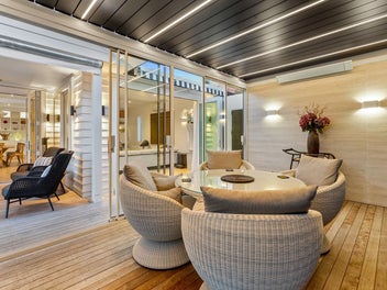 Single Level Luxury In Prime Mairangi Bay
