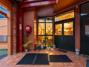 4 Bedroom Central Apartment with 3 Carparks