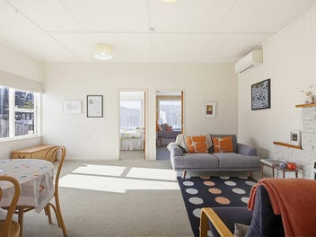 BEACH LIVING CLOSE TO TOP CAFES