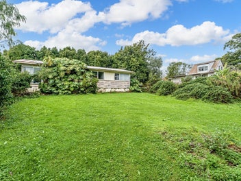 911sqm of land | Do up opportunity