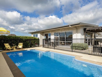 Gorgeous family living with pool and views