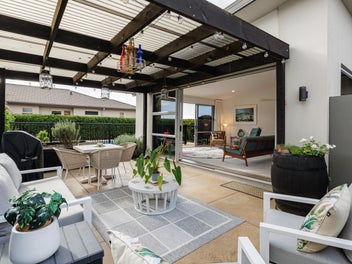Gorgeous family living with pool and views