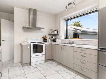 3 Car Garage, 4 Bedrooms + Sunshine!