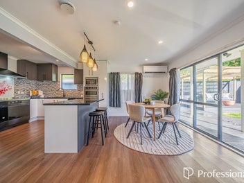 Modern 4 Bedroom in Popular Parkway