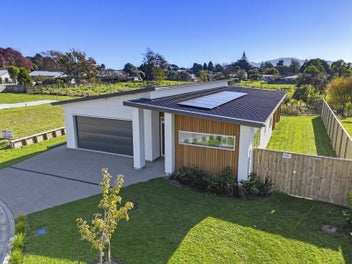 Move in ready - Close to the transport and shops