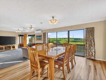 Rural views, stunning sunsets & family living