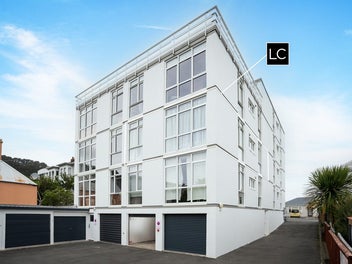 SUNNY ONE-BED GEM WITH GARAGE
