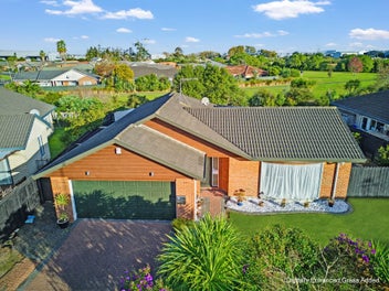 Brick & Tile with two Lounges in Randwick Park