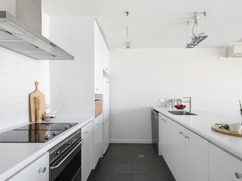 Spacious CBD Living With Car Park