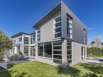 Contemporary Excellence - The Perfect Entertainer!