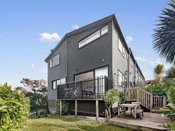 Seller has moved out! Short 1.1km walk to beach!