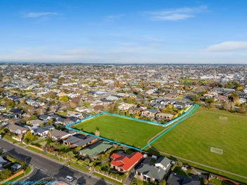 .5608-hectare Rosedale, James Hargest School Zone