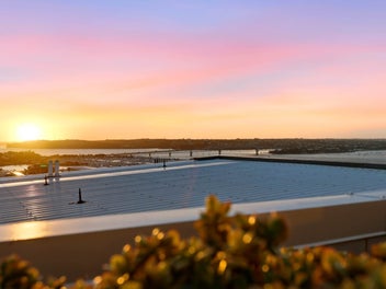 Sky Tower & Harbour Views – Penthouse Must Be Sold