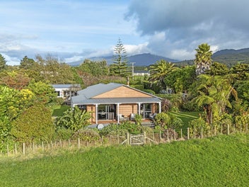 Stunning Sea Views, Oakura Lifestyle!
