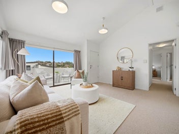Modern 3-Bed with Expansive Backyard