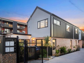 Luxury Style, Standalone & Freehold Living Bliss!!