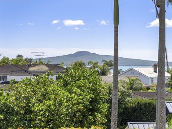 BAYS FAMILY LIVING - VIEWS, SPACE, LOCATION