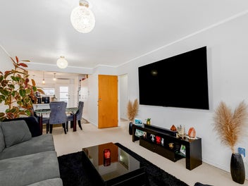 PERFECTLY POSITIONED ON THE FLAT IN MIRAMAR