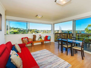 Effortless Waiheke Living Above the Beaches