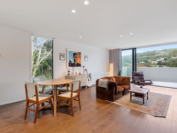 MODERN TOWNHOUSE LIVING - ISLAND BAY BEAUTY!