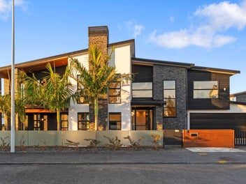 Builder's masterpiece with uninterrupted views