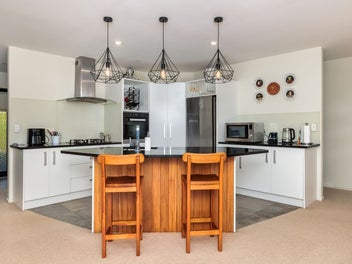 Private Cul-de-Sac Sunny Retreat - Serious Sellers