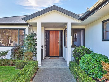 Peace, Privacy, Parking. Oaklands Entertainer