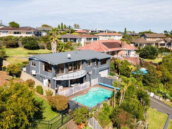 Substantial Home with Sea Views on 1060sqm