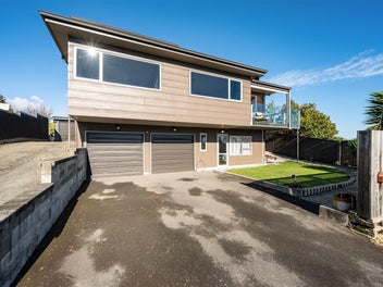 Hilltop Haven with Space, Sunshine & Stunning