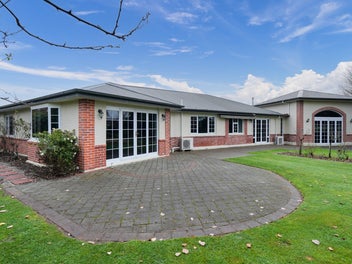 Modern Comfort, Country Space.