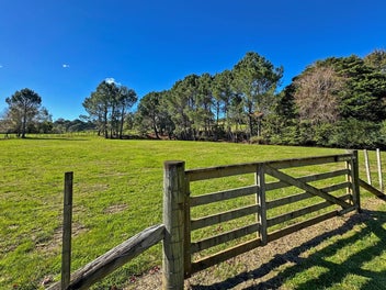 Farmhouse Charm on a Rare 1.8ha Block.