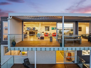 Sophisticated beachside living - views forever