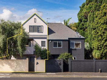 3-Level Townhouse Opposite St Lukes Mall
