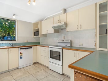 Family Living Backing onto Reserve!