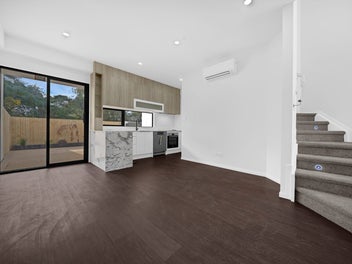 Stylish 3 Bed + Study Townhouse in Prime Birkdale