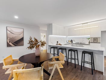 FREESTANDING, LARGE, EXECUTIVE HOUSE