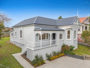 Renovated Character Villa in the Heart of Hele...