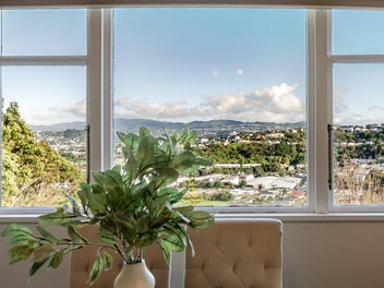 SUN! VIEWS! LOCATION!