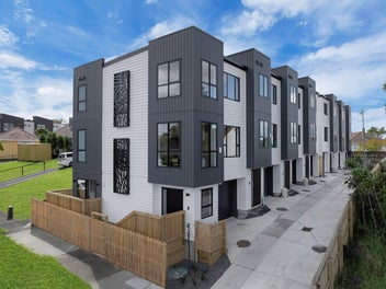 3 Beds+3 Baths+Study | Stroll to Train & Shops