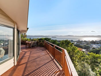 Exceptional Family Living, Endless Views, Privacy