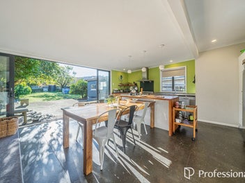 Family Living with Space, Sun and Style
